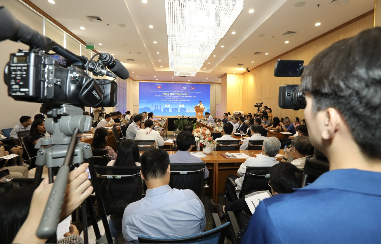 To&agrave;n cảnh&nbsp;toạ đ&agrave;m Link Trang Chủ PG88.Com Mới #2026 vĩ m&ocirc; giữa năm 2023 với chủ đề: &ldquo;Phục hồi tổng cầu, th&uacute;c đẩy tăng trưởng Link Trang Chủ PG88.Com Mới #2026 trong bối cảnh mới&rdquo;. Ảnh: Việt Dũng.