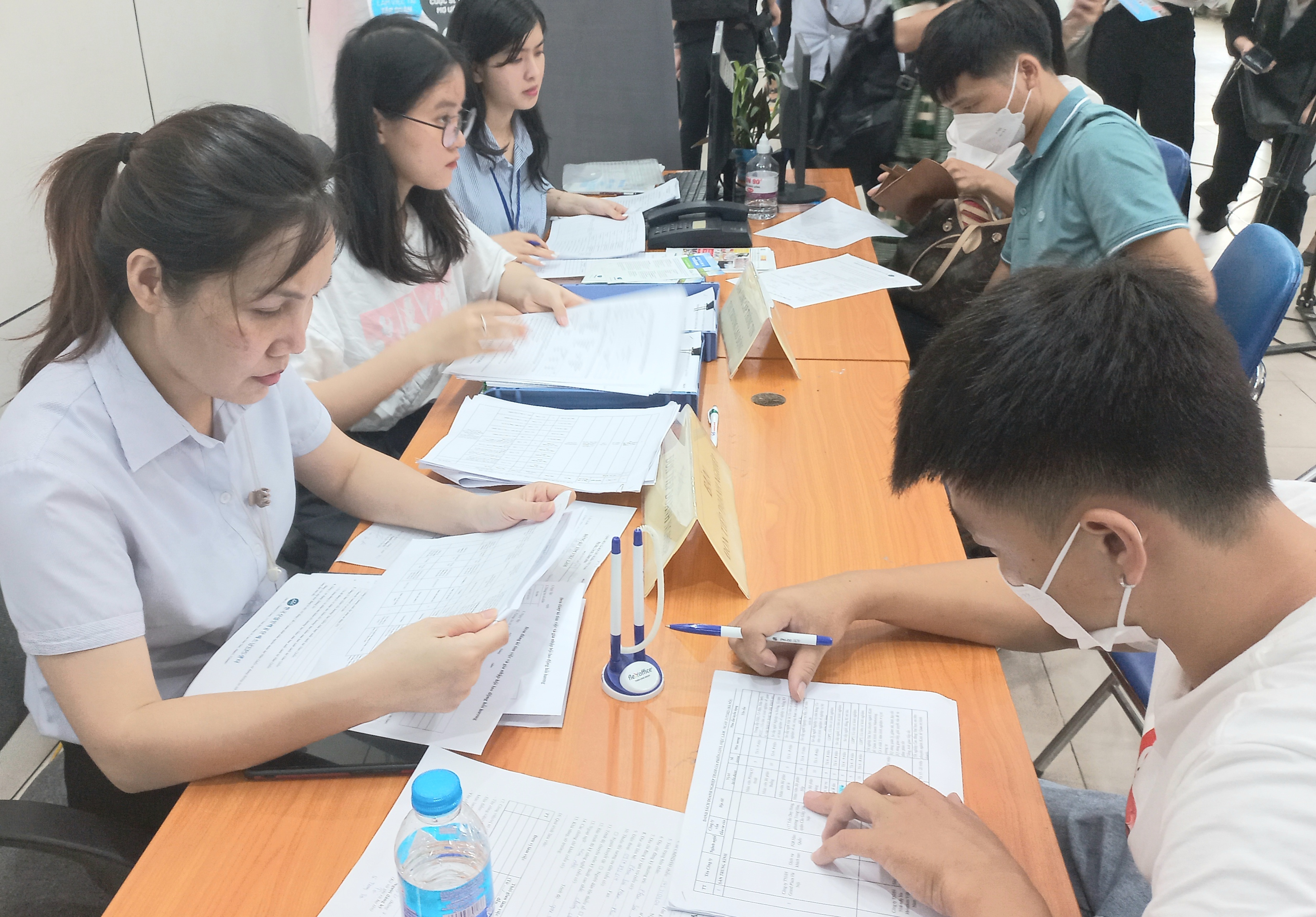 Người lao động hưởng trợ cấp thất nghiệp được tư vấn, giới thiệu việc làm. Ảnh - N.Dương.
