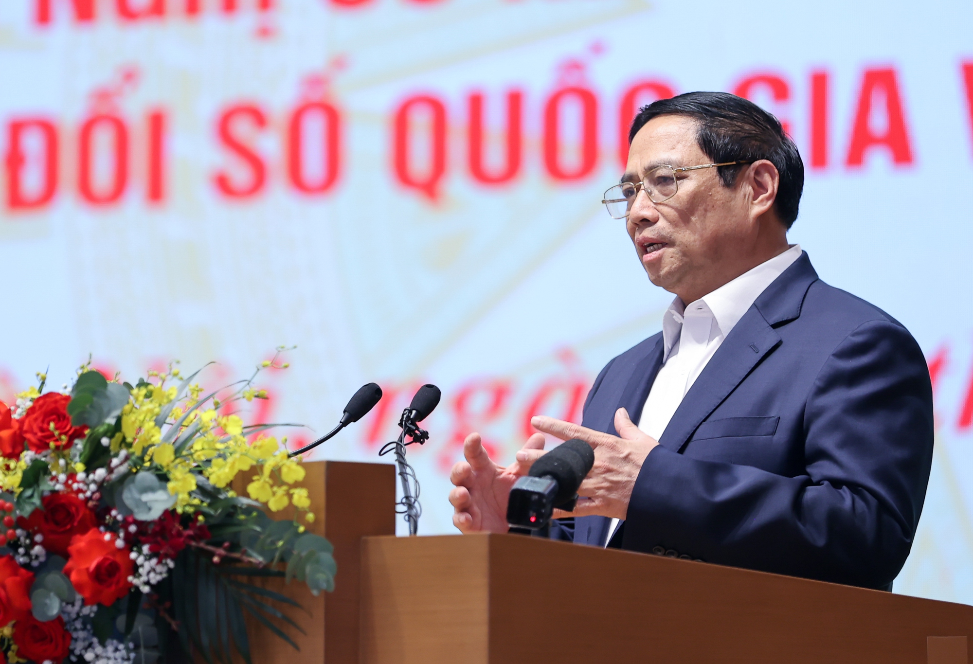 Thủ tướng Phạm Minh Ch&iacute;nh:&nbsp;Mục đ&iacute;ch cuối c&ugrave;ng của chuyển đổi số l&agrave; phục vụ con người, tr&ecirc;n tinh thần lấy con người l&agrave; trung t&acirc;m, l&agrave; chủ thể, l&agrave; mục ti&ecirc;u, l&agrave; động lực, nguồn lực ph&aacute;t triển.