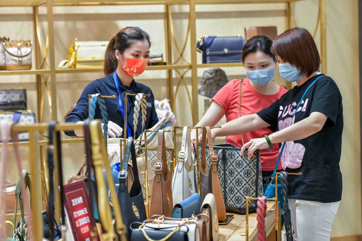V&agrave;o năm 2027, 2/3 trong số h&agrave;ng tỷ USD mua h&agrave;ng xa xỉ của người Trung Quốc sẽ diễn ra ở ngay tại Trung Quốc đại lục.