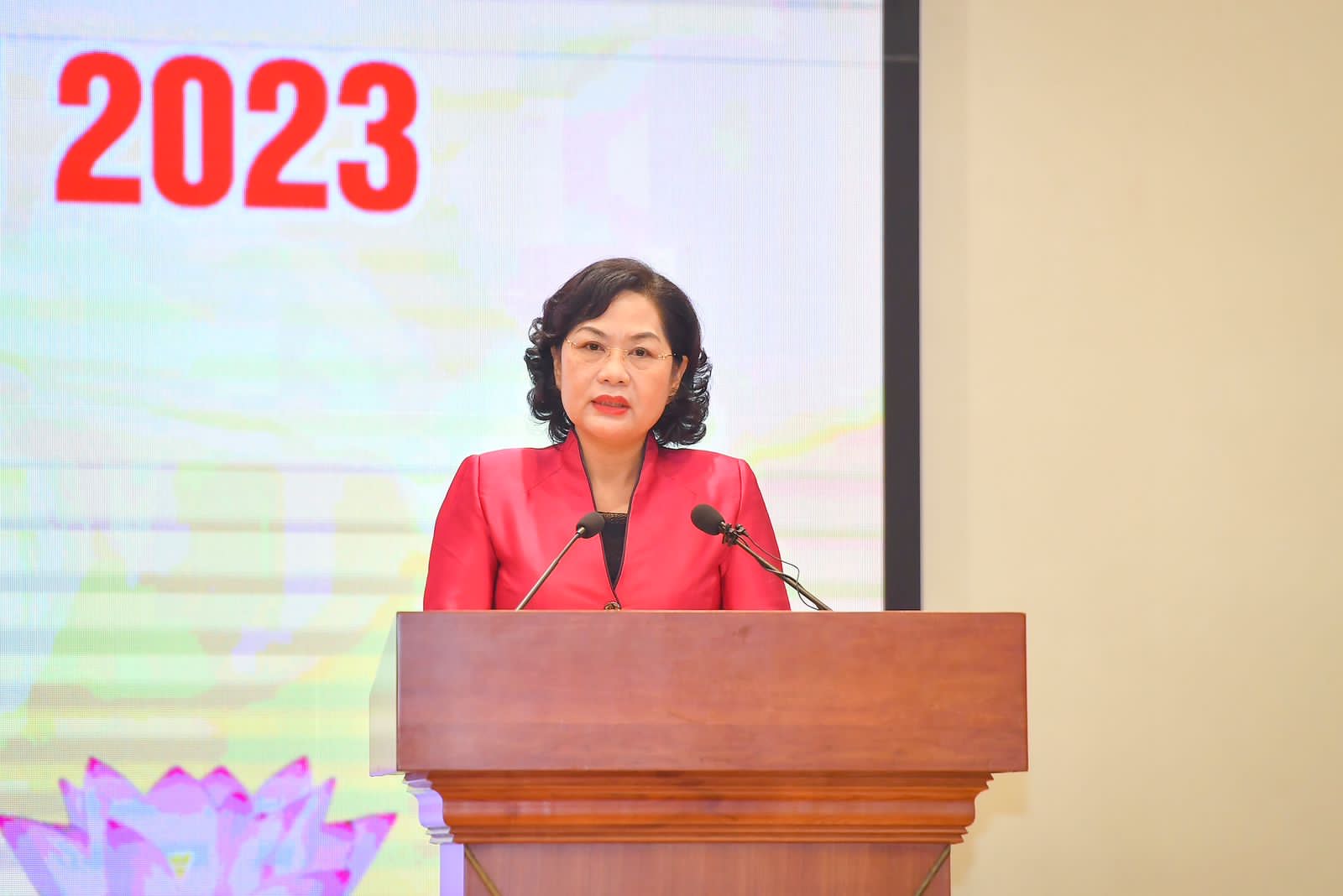 Thống&nbsp; đốc&nbsp; Nguyễn&nbsp; Thị&nbsp; Hồng&nbsp; ph&aacute;t&nbsp; biểu&nbsp; tại&nbsp; hội&nbsp; nghị.