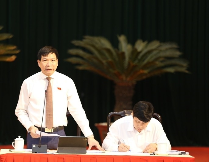 &Ocirc;ng Trần Văn Thức, Gi&aacute;m đốc Sở GD&ĐT Thanh H&oacute;a trả lời chất vấn tại kỳ họp thứ 14, HĐND tỉnh Thanh H&oacute;a kh&oacute;a XVIII.