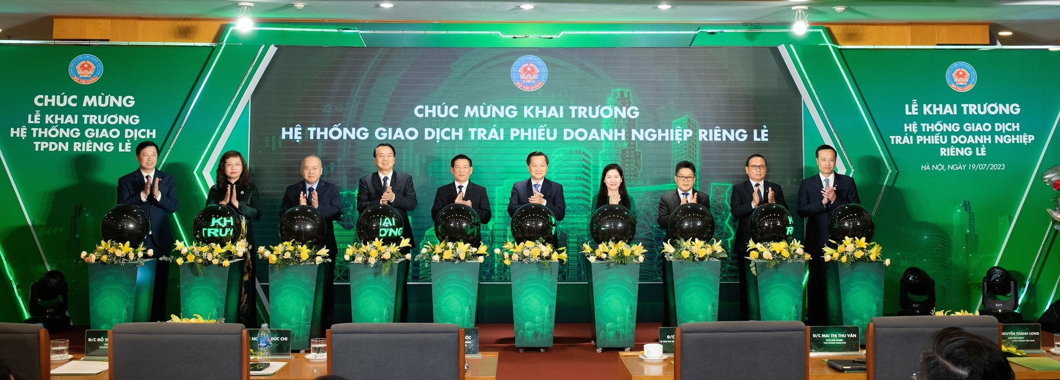 Phó Thủ tướng Lê Minh Khái cùng các đại biểu bấm nút khai trương hệ thống trái phiếu 6Pg88.con độc quyền mỗi ngày riêng lẻ tại Sở Giao dịch 6Pg88.com nhà cái Hà Nội.