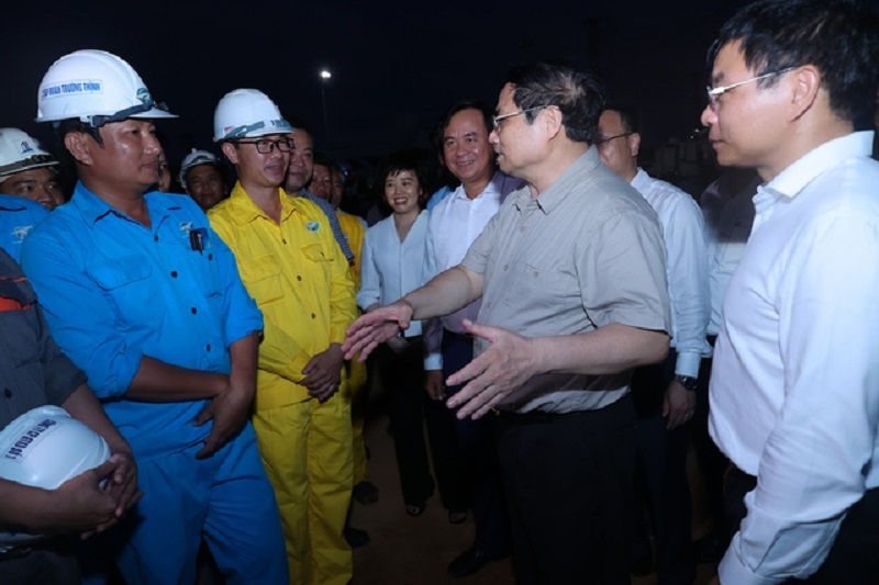 Thủ tướng đề nghị c&aacute;c nh&agrave; thầu, đơn vị thi c&ocirc;ng bảo đảm tiến độ, chất lượng, kỹ thuật, mỹ thuật, an to&agrave;n, vệ sinh m&ocirc;i trường dự &aacute;n. Ảnh: VGP.
