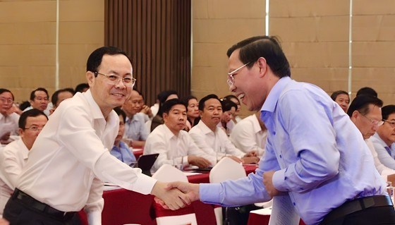 Ph&oacute; b&iacute; thư thường trực Th&agrave;nh ủy, Chủ tịch UBND TP.HCM Phan Văn M&atilde;i v&agrave; B&iacute; thư Th&agrave;nh ủy Cần Thơ Nguyễn Văn Hiếu tại hội nghị. Ảnh: Mai Hoa.