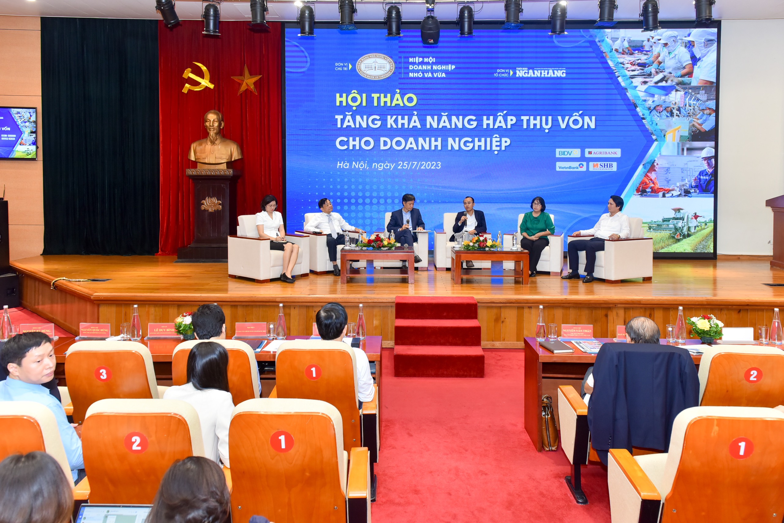 Đại&nbsp; diện ng&acirc;n h&agrave;ng/PG88 Link Dễ Nhớ Pg88.com thảo luận c&aacute;c giải ph&aacute;p k&iacute;ch cầu t&iacute;n dụng.