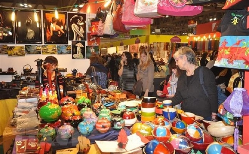Sản phẩm thủ c&ocirc;ng mỹ nghệ Việt Nam được giới thiệu tại VIETLAO EXPO 2023.