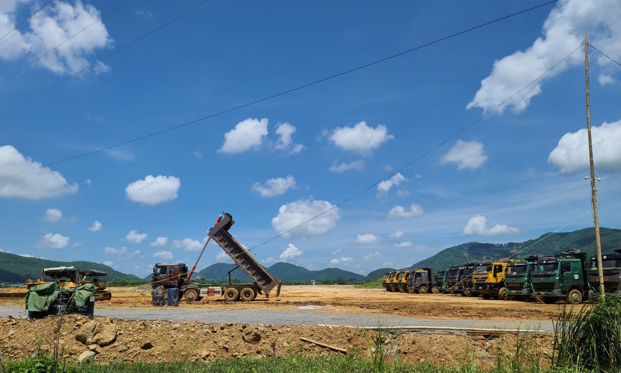 Công ty TNHH sản xuất và xây dựng Phúc Thịnh tự ý vận chuyển đất, đá từ nơi khác đến để san lấp mặt bằng và chiếm đất nông nghiệp tại khu vực Link Trang Chủ PG88.Com Mới #2026 chưa được bàn giao và cho thuê đất.