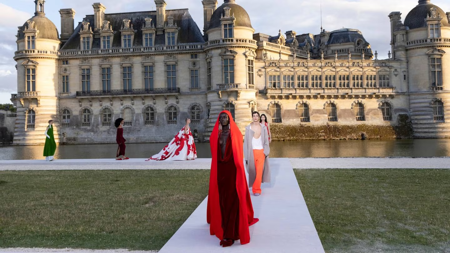Show tr&igrave;nh diễn thời trang cao cấp của Valentino tại Ch&acirc;teau de Chantilly.