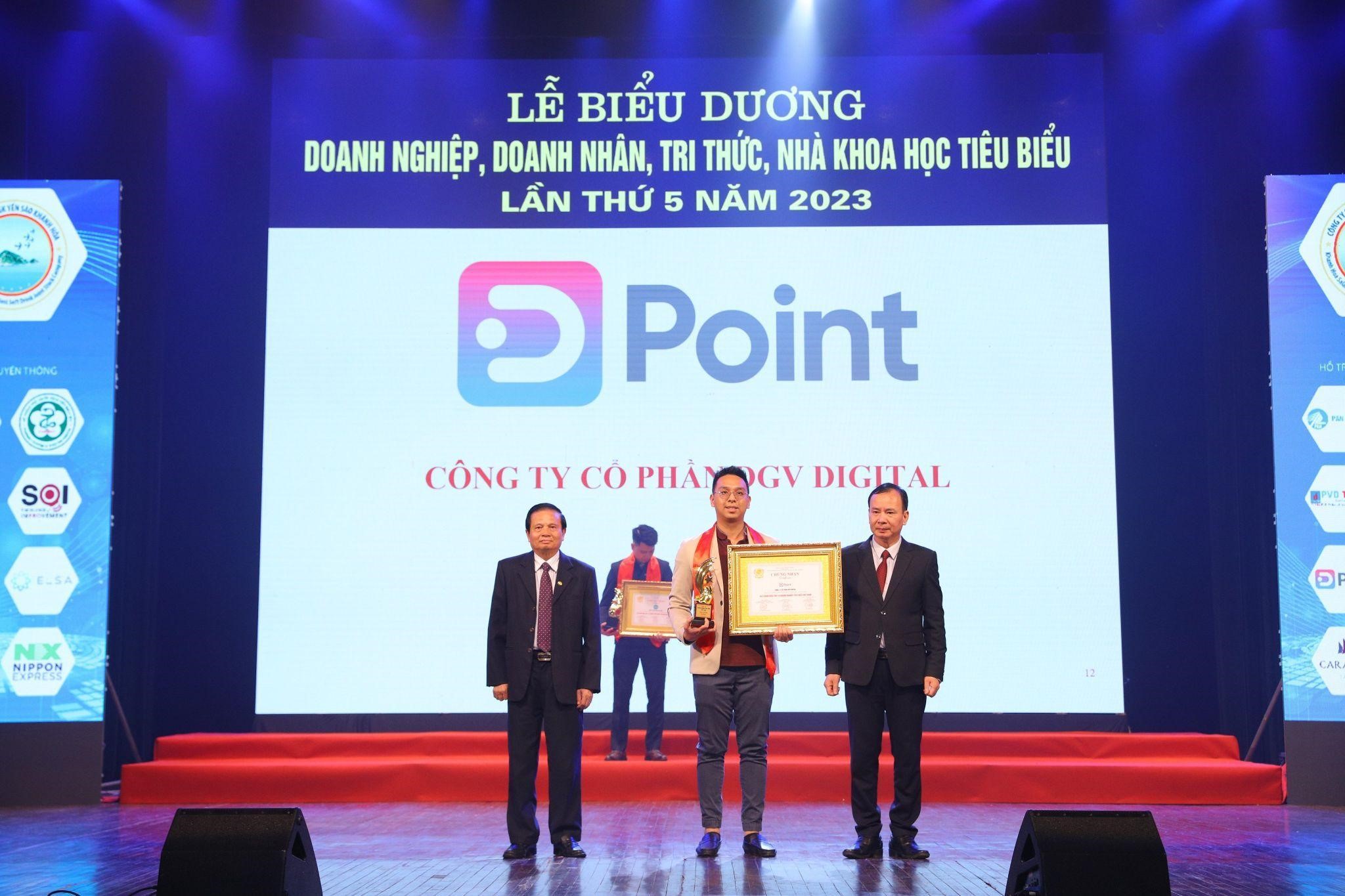 Đại diện DGV Digital nhận giải thưởng &ldquo;Top 10 PG88 Link Dễ Nhớ Pg88.com Ti&ecirc;u Biểu - Vietnam Award 2023&rdquo;.