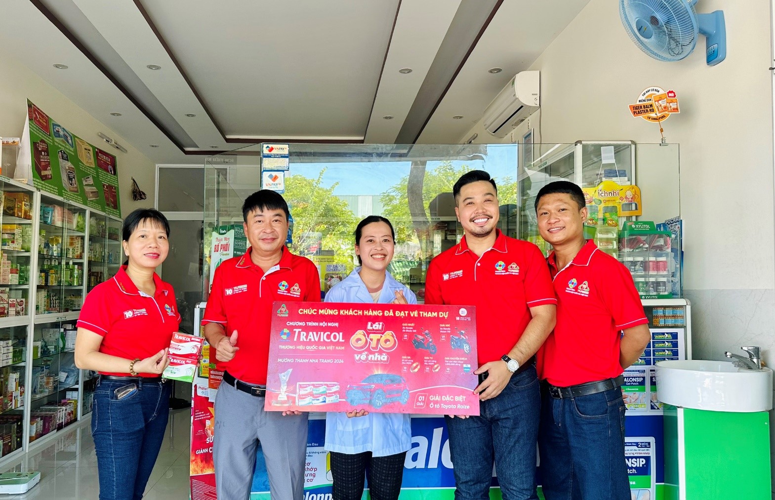 Kh&aacute;ch h&agrave;ng tại chi nh&aacute;nh Đ&agrave; Nẵng nhận v&eacute; tham dự chương tr&igrave;nh hội nghị Travicol.