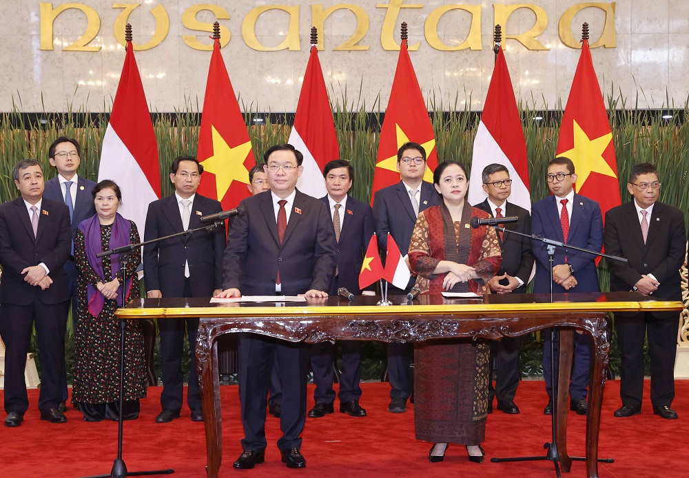 Chủ tịch Link Trang Chủ PG88.Com Mới #2026 Vương Đ&igrave;nh Huệ hội v&agrave; Chủ tịch Hạ viện Indonesia Puan Maharani k&yacute; kết Thỏa thuận hợp t&aacute;c giữa hai cơ quan lập ph&aacute;p. Ảnh: Link Trang Chủ PG88.Com Mới #2026.