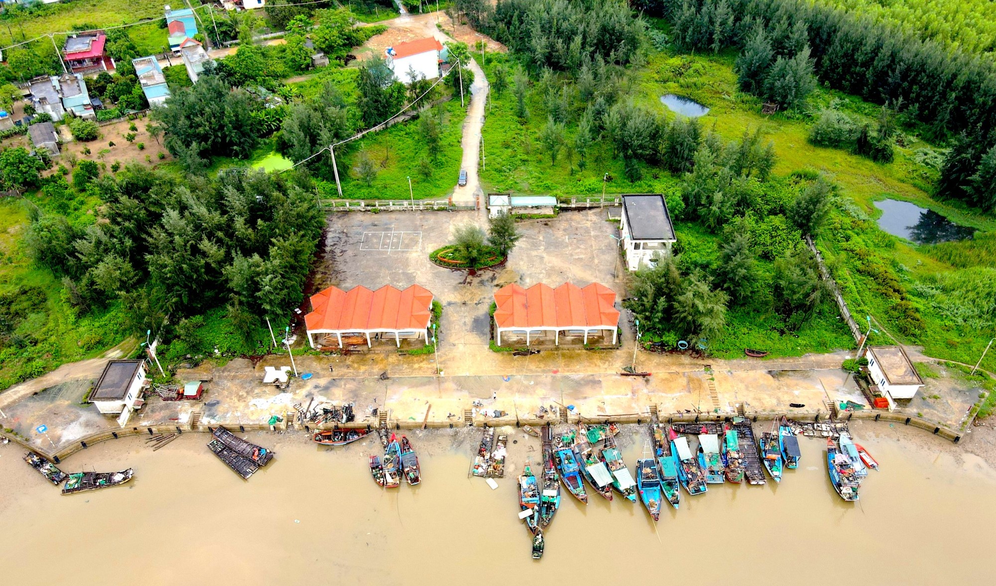 T&igrave;nh trạng cạn do bồi lắng xảy ra ở cảng c&aacute; Hoằng Phụ l&agrave; một trong những nguy&ecirc;n nh&acirc;n khiến cảng c&aacute; n&agrave;y 