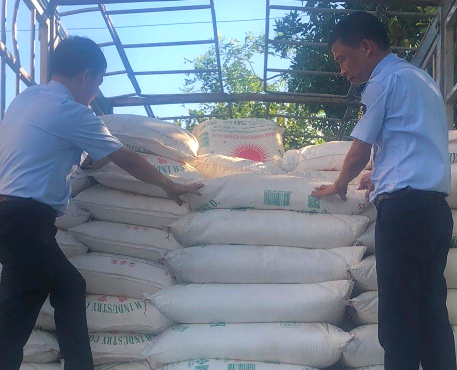 Quản lý thị trường Hà Tĩnh kiểm tra số đường cát nhập lậu