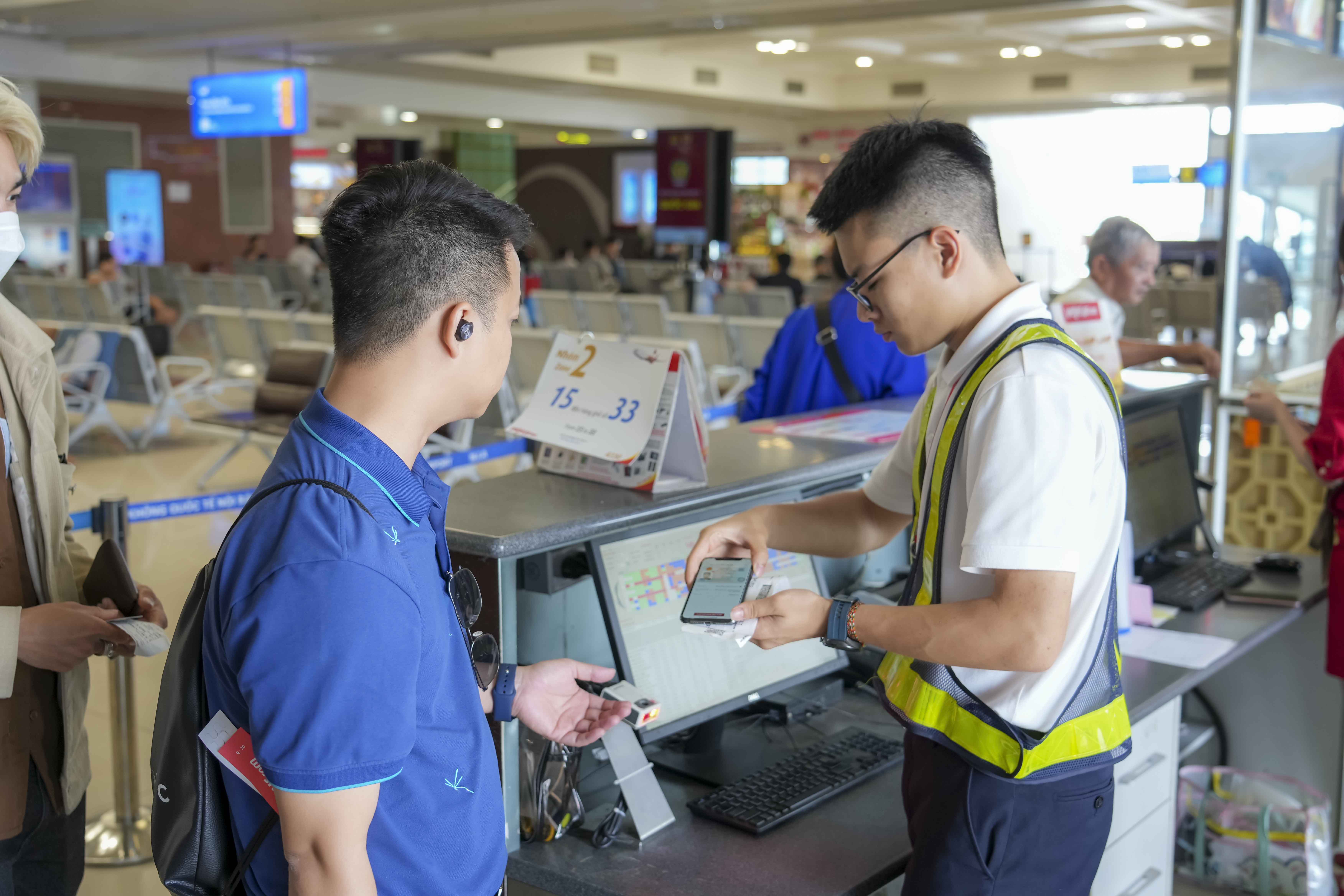 H&agrave;nh&nbsp;kh&aacute;ch hiện đ&atilde; c&oacute; thể sử dụng VNEID l&agrave;m thủ tục đi t&agrave;u bay. Ảnh:&nbsp;Cảng HKQT Nội B&agrave;i&nbsp;
