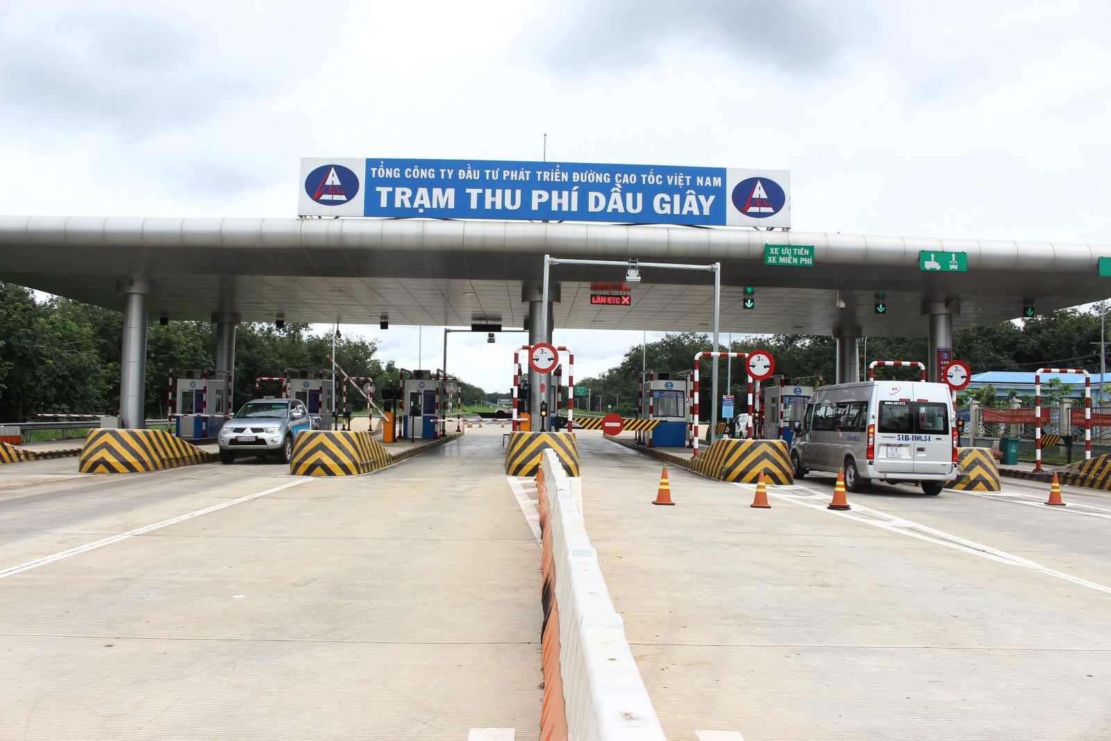Mức phí mới dự kiến áp dụng từ ngày 1/9/2023 cho xe tải và xe chở container trên hai cao tốc - Ảnh minh họa
