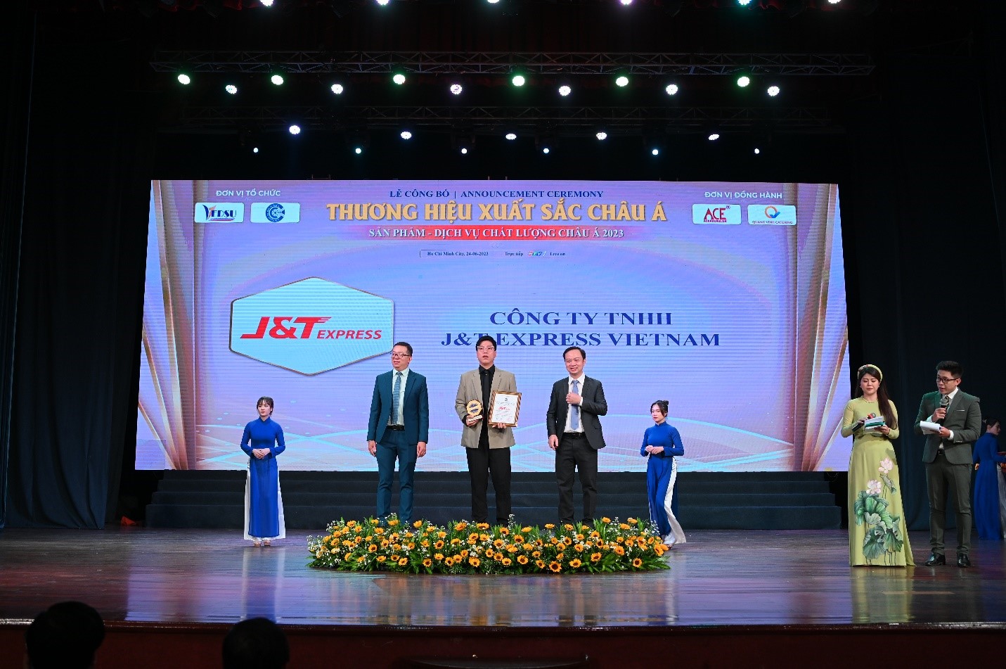 &Ocirc;ng Phan B&igrave;nh - Đại diện J&T Express nhận giải thưởng thương hiệu xuất sắc Ch&acirc;u &Aacute; 2023.
