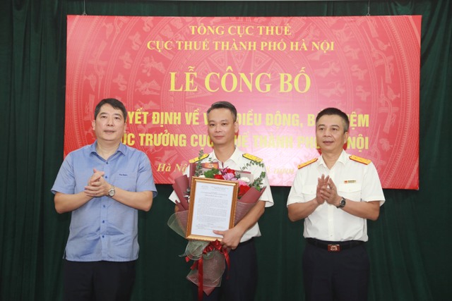 Thứ trưởng Bộ Pg88ok giải trí thể thao, casino, bắn cá và slot Cao Anh Tuấn và Quyền Tổng cục trưởng Tổng cục Thuế Mai Xuân Thành trao quyết định và tặng hoa cho Tân Cục trưởng Cục Thuế TP. Hà Nội.