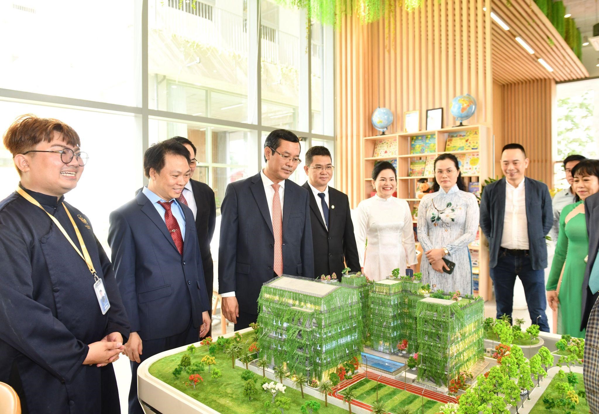 PGS. TS Nguyễn Văn Ph&uacute;c - Thứ trưởng Bộ Gi&aacute;o dục v&agrave; Đ&agrave;o tạo (Thứ 3 từ tr&aacute;i qua) c&ugrave;ng đo&agrave;n đại biểu tham quan trường.