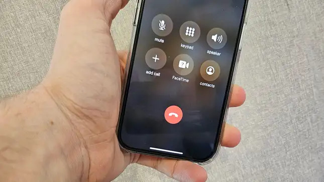 Vị tr&iacute; th&ocirc;ng thường của n&uacute;t đỏ kết th&uacute;c cuộc gọi tr&ecirc;n iPhone.&nbsp;
