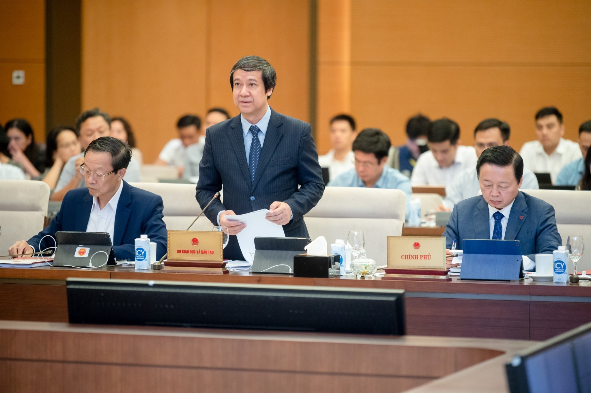 Bộ trưởng Bộ Gi&aacute;o dục v&agrave; Đ&agrave;o tạo Nguyễn Kim Sơn ph&aacute;t biểu tại phi&ecirc;n họp ng&agrave;y 14/8. Ảnh - Quochoi.vn.