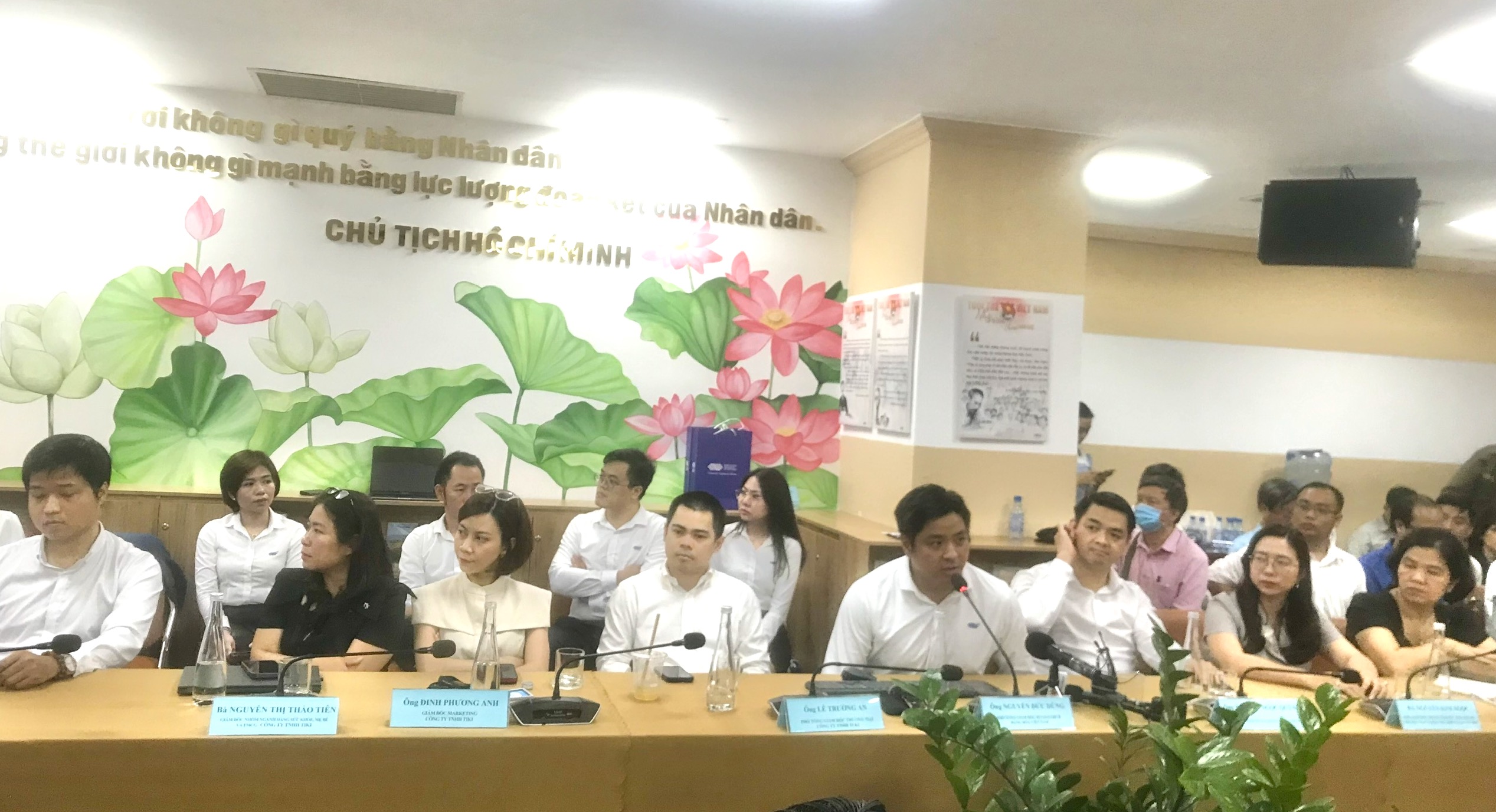 &Ocirc;ng Nguyễn Đức Dũng (&aacute;o trắng đang n&oacute;i), Ph&oacute; Tổng gi&aacute;m đốc, S&agrave;n giao dịch h&agrave;ng h&oacute;a Việt Nam: 