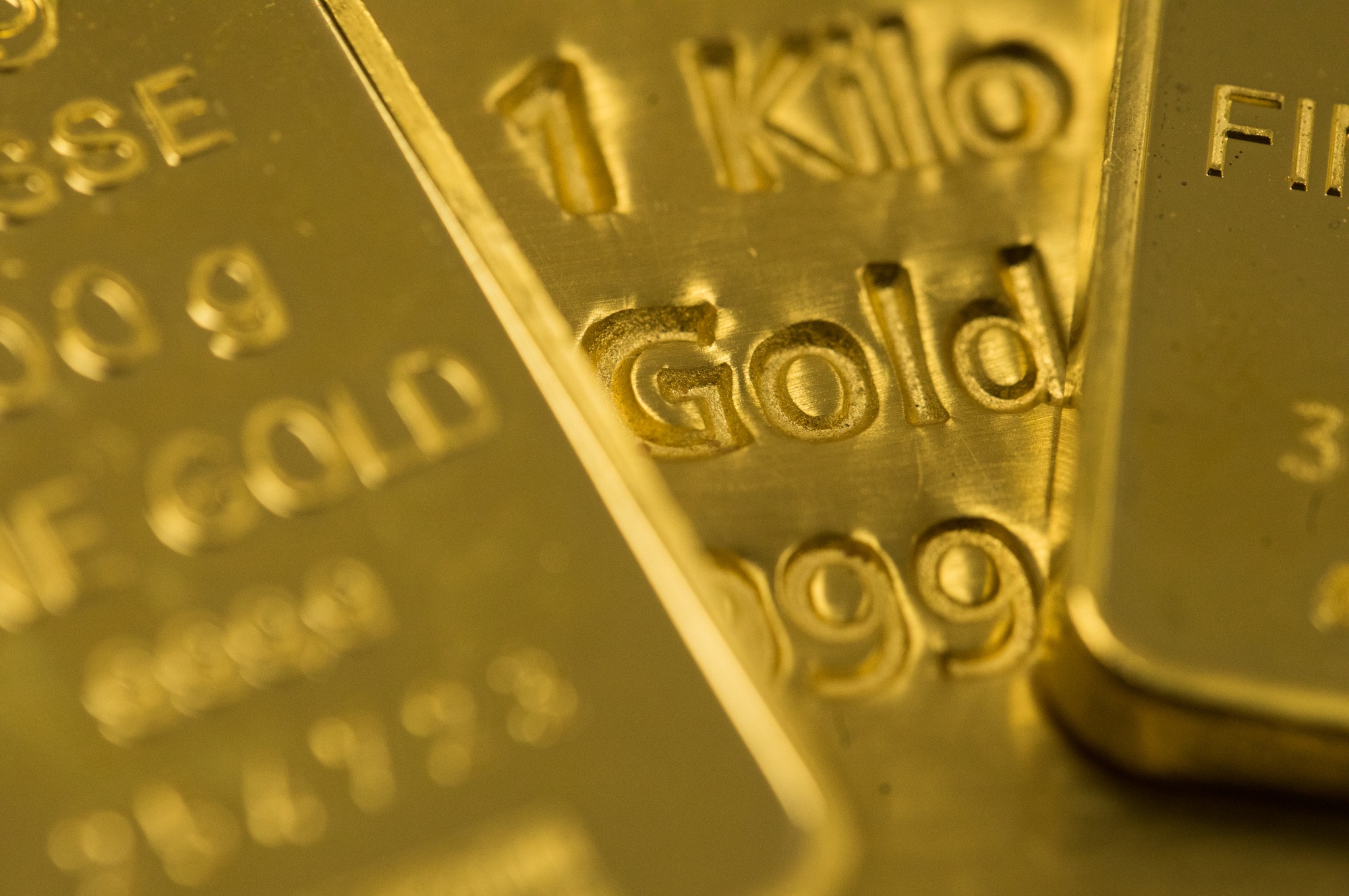 Đồng USD tăng đẩy giá vàng xuống đáy 1 tháng