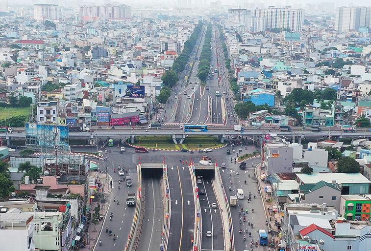 Ngã tư An Sương, giao quốc lộ 1 (xa lộ Đại Hàn) với quốc lộ 22, mặc dù đã xây dựng cầu vượt và hầm chui, tình trạng kẹt xe tuyến cửa ngõ vẫn chưa được khắc phục "nút thắt cổ chai" quốc lộ 22 nhỏ hẹp.