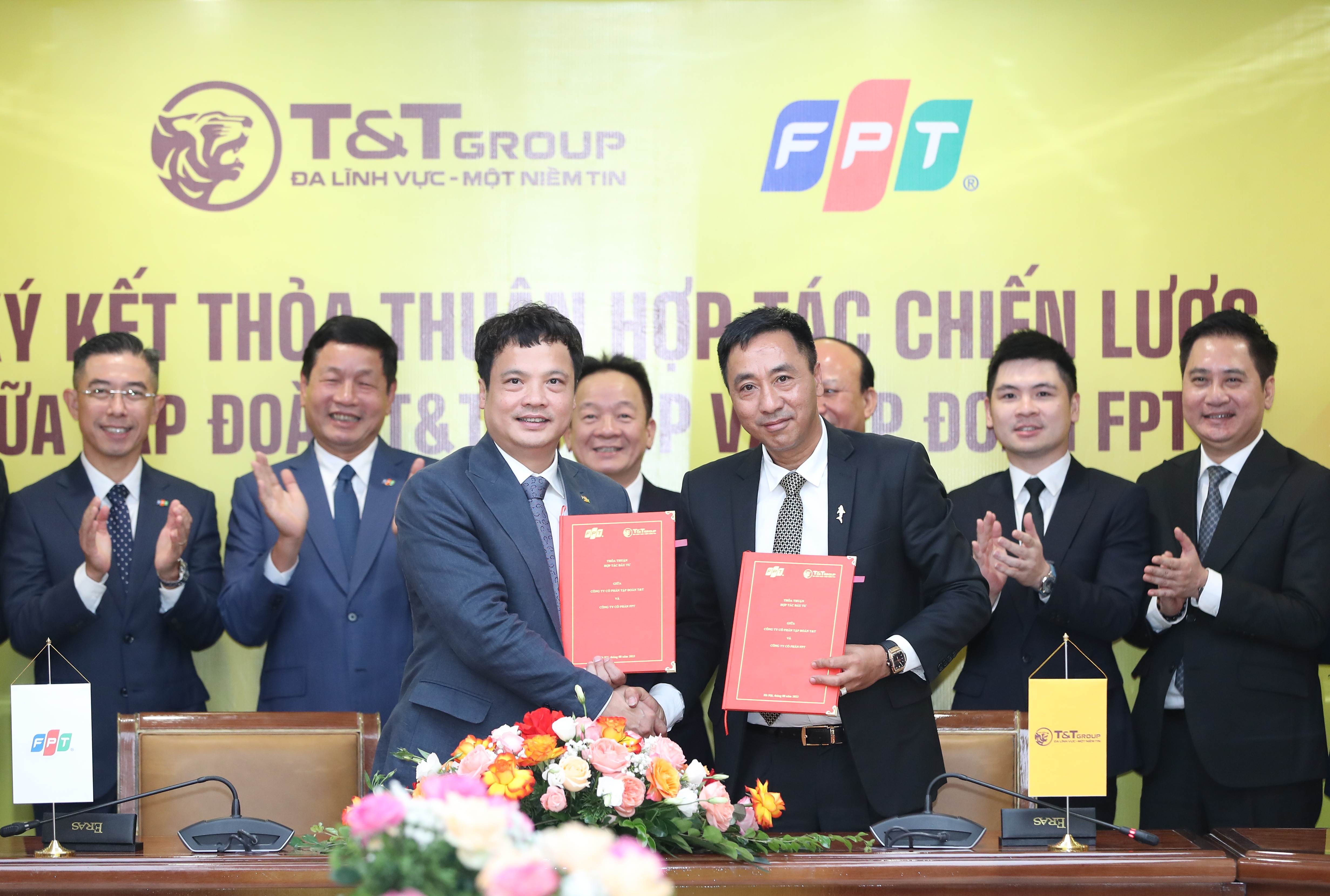 &Ocirc;ng Nguyễn Anh Tuấn, Ph&oacute; Tổng gi&aacute;m đốc T&T Group (b&ecirc;n phải) v&agrave; &ocirc;ng Nguyễn Văn Khoa, Tổng Gi&aacute;m đốc FPT (tr&aacute;i) trao thỏa thuận hợp t&aacute;c Pg88vn Trang Chủ Chính Thức dự &aacute;n T&T City Millennia.