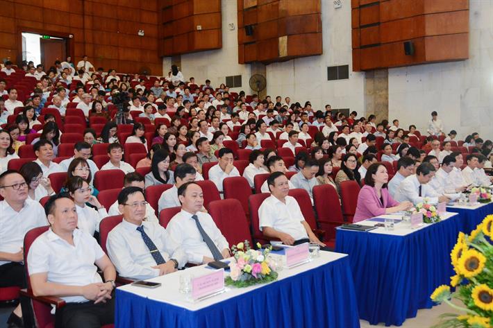 Hà Nội dứt khoát không còn cảnh xếp hàng thâu đêm đăng ký học