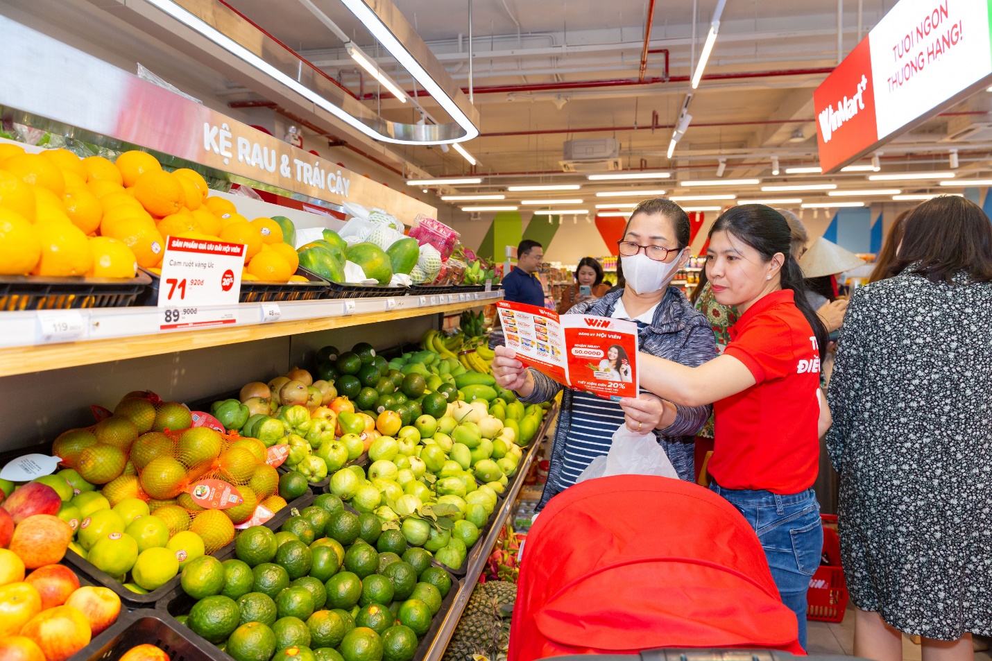 Người ti&ecirc;u d&ugrave;ng mua sắm tại si&ecirc;u thị WinMart.