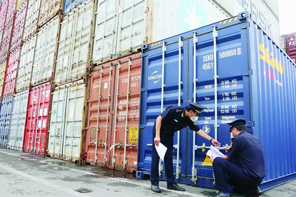 Trong tháng 7, thu ngân sách từ hoạt động xuất nhập khẩu giảm tốc, bằng 6,4% dự toán và là một trong hai tháng thấp nhất từ đầu năm.