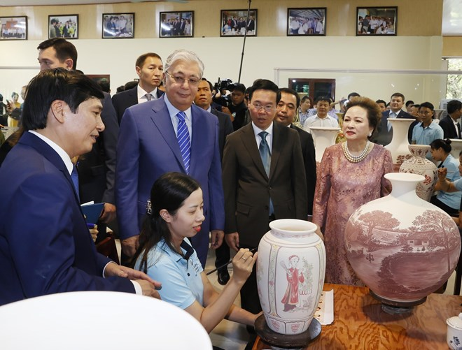 Chủ tịch nước V&otilde; Văn Thưởng v&agrave; Tổng thống Kazakhstan Kassym-Jomart Tokayev thăm xưởng sản xuất. Ảnh: TTXVN