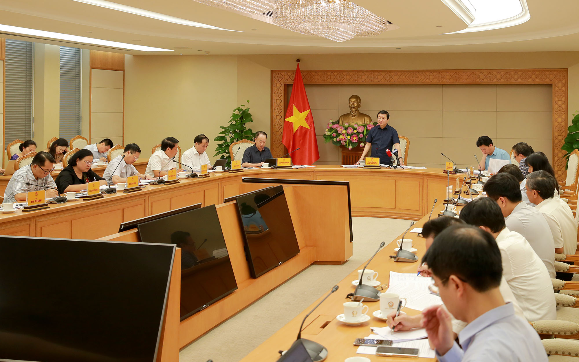 Ph&oacute; Thủ tướng y&ecirc;u cầu c&aacute;c bộ, ng&agrave;nh cần nghi&ecirc;n cứu, x&acirc;y dựng, ban h&agrave;nh văn bản ph&aacute;p l&yacute; quy định vị tr&iacute;, mối quan hệ giữa s&agrave;n giao dịch bất động sản c&ocirc;ng lập v&agrave; tư nh&acirc;n; quy chuẩn, ti&ecirc;u chuẩn của PG88 Link Dễ Nhớ Pg88.com, h&agrave;ng ho&aacute; tham gia giao dịch tr&ecirc;n s&agrave;n; cơ cấu tổ chức, cơ chế vận h&agrave;nh v&agrave; tr&aacute;ch nhiệm của c&aacute;c s&agrave;n giao dịch đối với PG88 Link Dễ Nhớ Pg88.com, h&agrave;ng ho&aacute; giao dịch tr&ecirc;n s&agrave;n.
