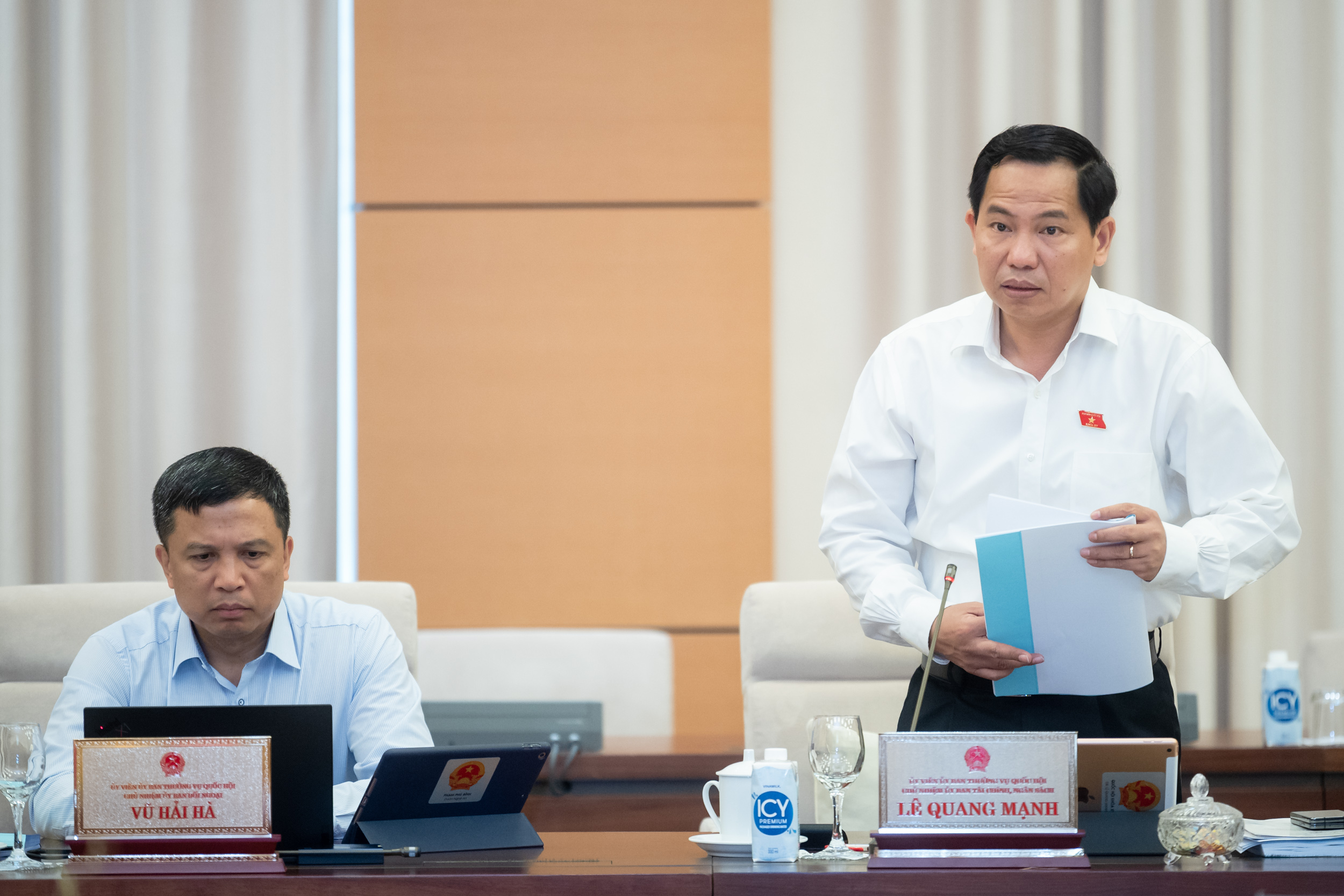 Chủ nhiệm Ủy ban T&agrave;i ch&iacute;nh, ng&acirc;n s&aacute;ch L&ecirc; Quang Mạnh b&aacute;o c&aacute;o thẩm tra dự thảo Nghị quyết.