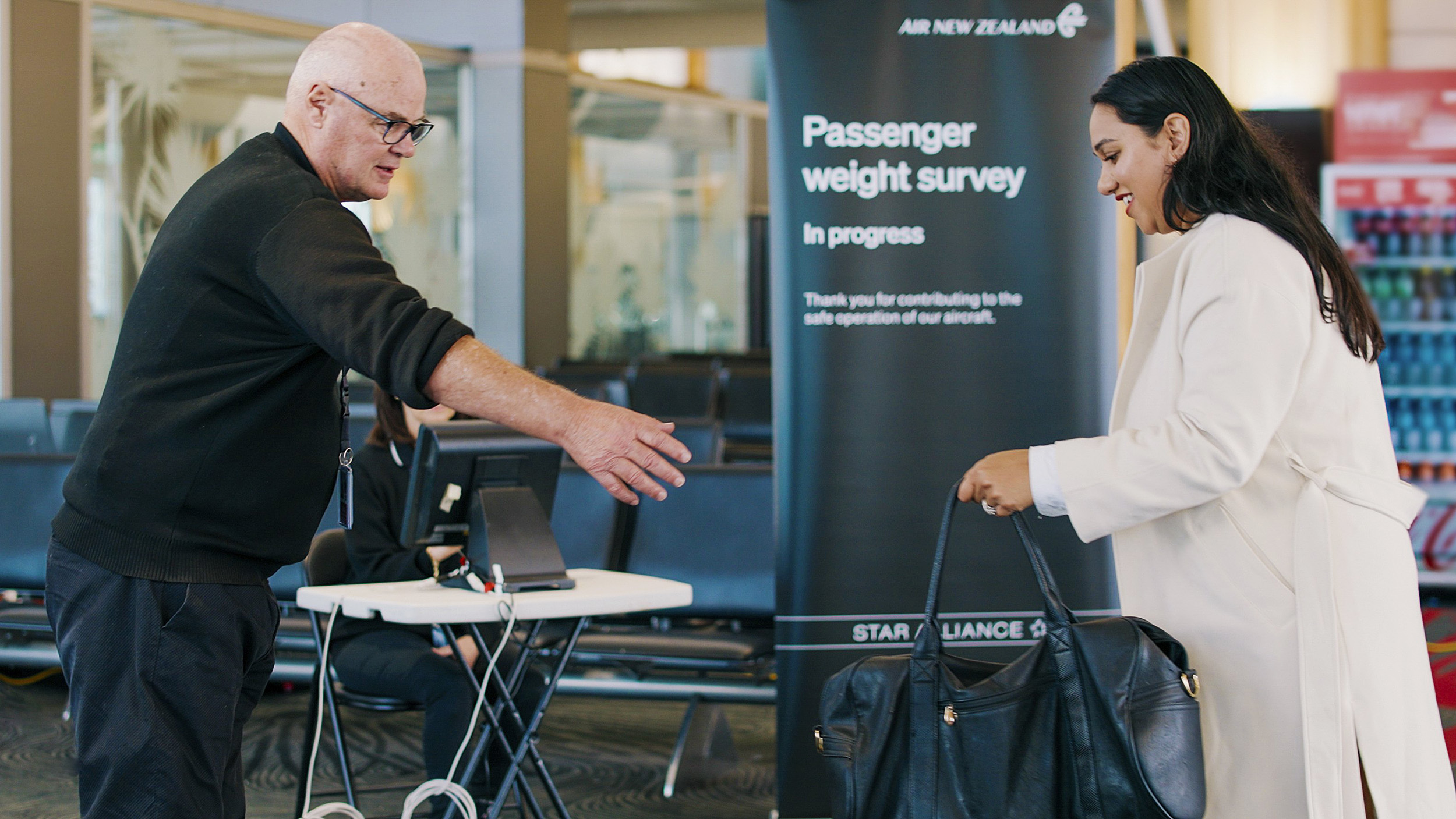V&igrave; l&yacute; do an to&agrave;n, h&atilde;ng Air New Zealand cần biết trọng lượng của tất cả h&agrave;nh kh&aacute;ch, đội bay, h&agrave;nh l&yacute; x&aacute;ch tay.