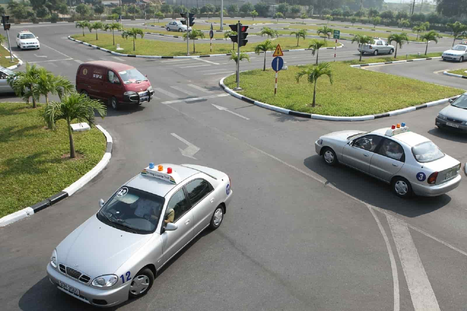 TP.HCM đề xuất các bộ môn lý thuyết lái xe ô tô hạng B1, B2, C chuyển đổi sang hình thức dạy và học online - Ảnh minh họa