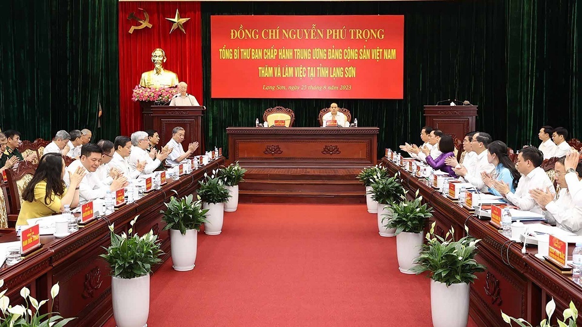Tổng B&iacute; thư chỉ r&otilde;, cần tập trung ưu ti&ecirc;n ph&aacute;t triển nguồn nh&acirc;n lực theo những định hướng lớn m&agrave; Đại hội Đảng bộ tỉnh lần thứ XVII đ&atilde; đề ra; đặc biệt ch&uacute; &yacute; quan t&acirc;m tập trung l&agrave;m tốt c&ocirc;ng t&aacute;c c&aacute;n bộ.