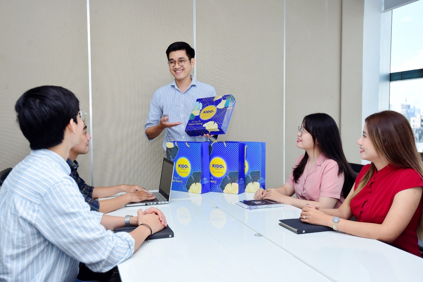Đại diện 6Pg88.con độc quyền mỗi ngày gửi những món quà Trung thu sớm đến các nhân viên trước lễ 2/9.