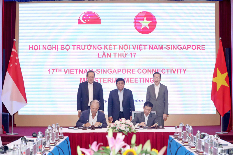 Lễ k&yacute; Bản ghi nhớ giữa UBND tỉnh Vĩnh Ph&uacute;c v&agrave; Tập đo&agrave;n YCH Group Pte. Ltd (Singapore). Ảnh: Đức Trung/MPI.