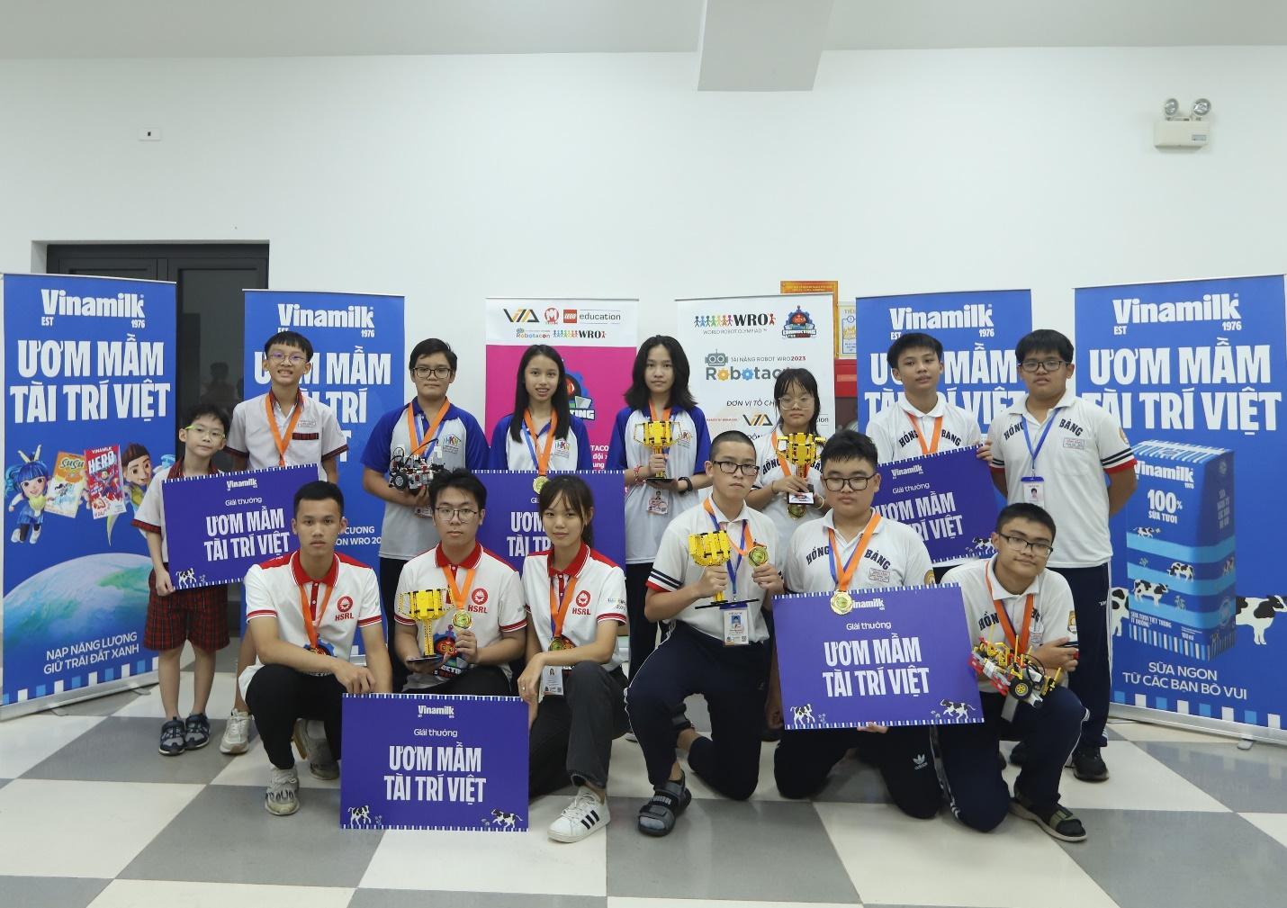 C&aacute;c đội v&ocirc; địch 5 bảng h&agrave;o hứng nhận giải thưởng &ldquo;Ươm mầm t&agrave;i tr&iacute; Việt&rdquo; từ Vinamilk.