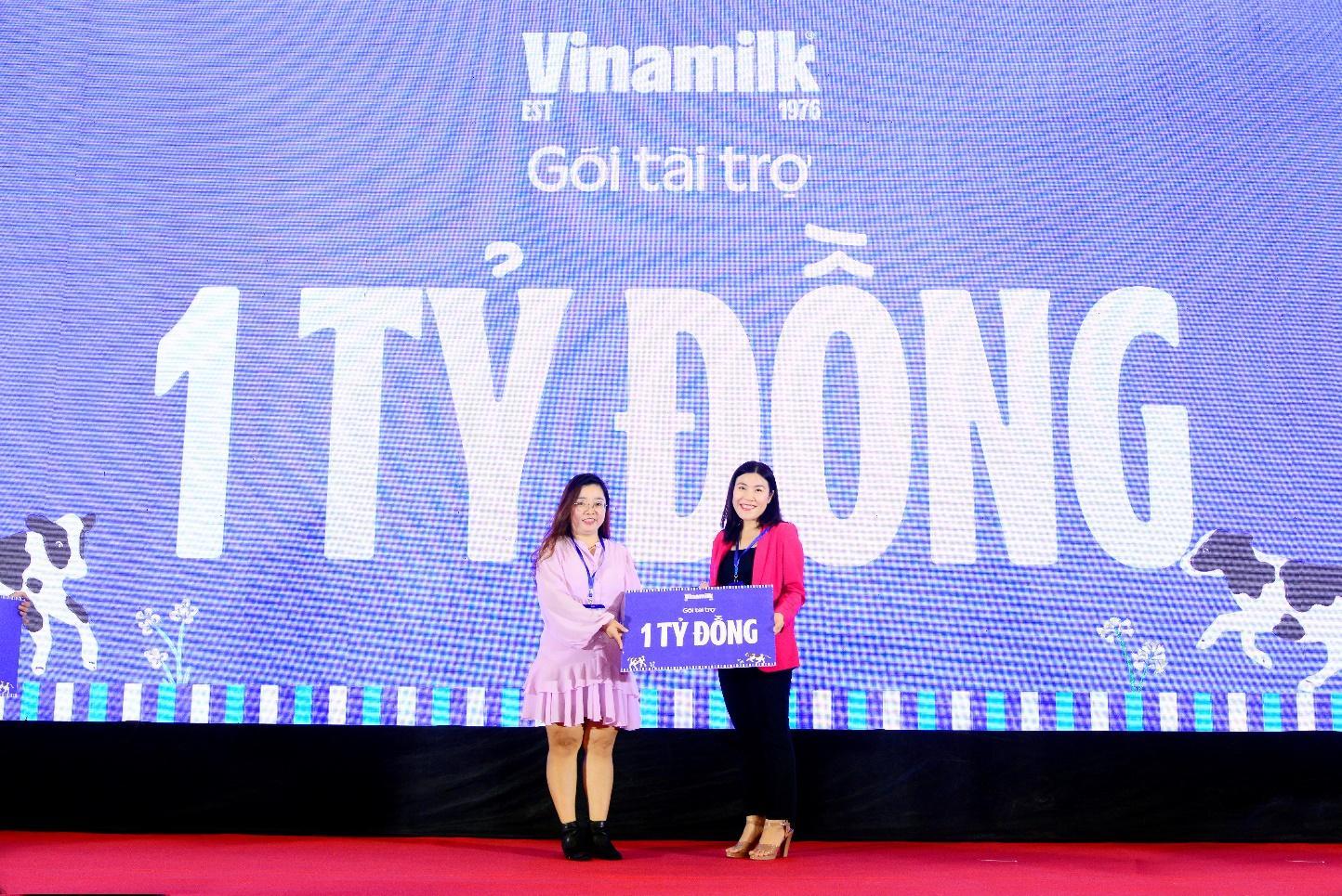 Đại diện Vinamilk trao bảng t&agrave;i trợ 1 tỷ đồng cho ban tổ chức.