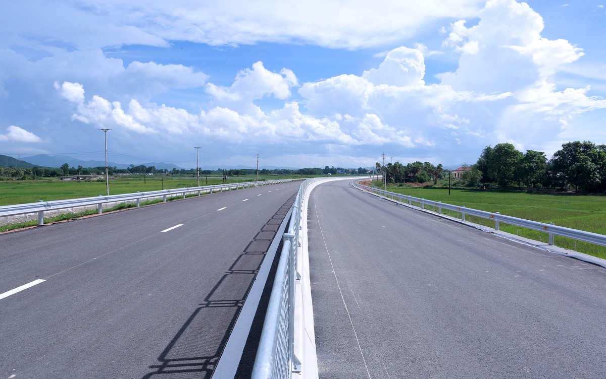 Hai đoạn cao tốc được th&ocirc;ng tuyến sẽ r&uacute;t ngắn thời gian từ Thanh H&oacute;a đi Nghệ An từ 3 giờ nếu đi quốc lộ 1 xuống c&ograve;n 1,5 giờ.&nbsp;Đi từ H&agrave; Nội đến Diễn Ch&acirc;u (Nghệ An) sẽ chỉ mất 3,5 giờ, thay v&igrave; khoảng 5 giờ như hiện nay. Trước mắt, hai đoạn cao tốc tạm thời chưa thu ph&iacute;.