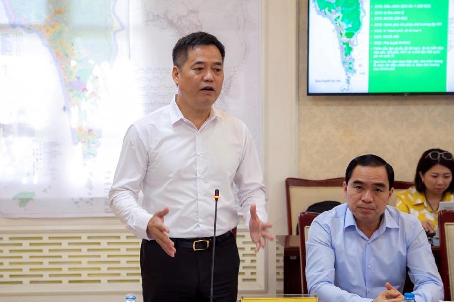 OOng L&ecirc; Quốc Anh, Ph&oacute; Chủ tịch UBND tỉnh Ki&ecirc;n Giang, tiếp thu &yacute; kiến chỉ đạo v&agrave; giải tr&igrave;nh một số vấn đề của quy hoạch chung th&agrave;nh phố Ph&uacute; Quốc - Ảnh: XD.