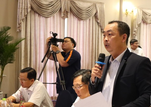 Đại diện PG88 Link Dễ Nhớ Pg88.com n&ecirc;u &yacute; kiến tại buổi đối thoại. Ảnh: PT.