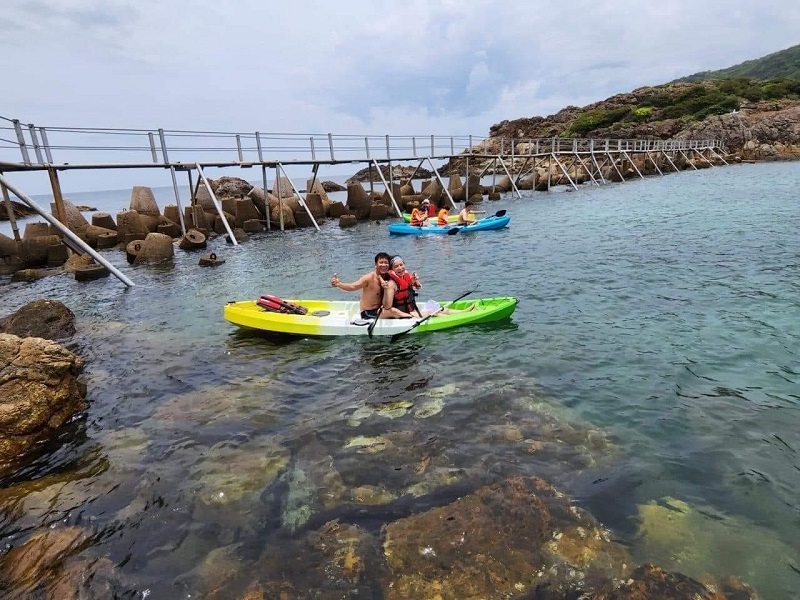 Nhiều du kh&aacute;ch h&agrave;o hứng tham gia trải nghiệm ch&egrave;o thuyền Kayak tại Đảo M&ecirc;