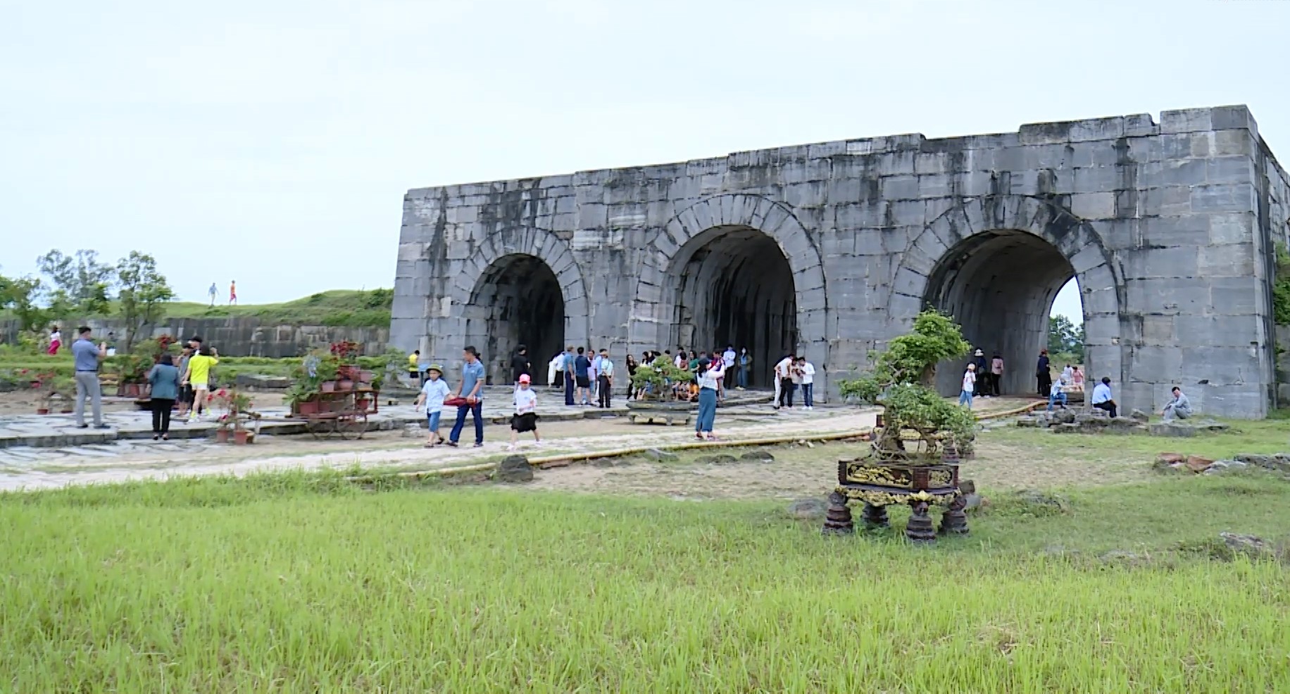Th&agrave;nh nh&agrave; Hồ&nbsp;(c&ograve;n gọi l&agrave; th&agrave;nh T&acirc;y Đ&ocirc;) ở x&atilde; Vĩnh Long v&agrave; Vĩnh Tiến, huyện Vĩnh Lộc, tỉnh Thanh H&oacute;a, l&agrave; một trong những c&ocirc;ng tr&igrave;nh kiến tr&uacute;c bằng đ&aacute; độc đ&aacute;o bậc nhất của Việt Nam v&agrave; thế giới