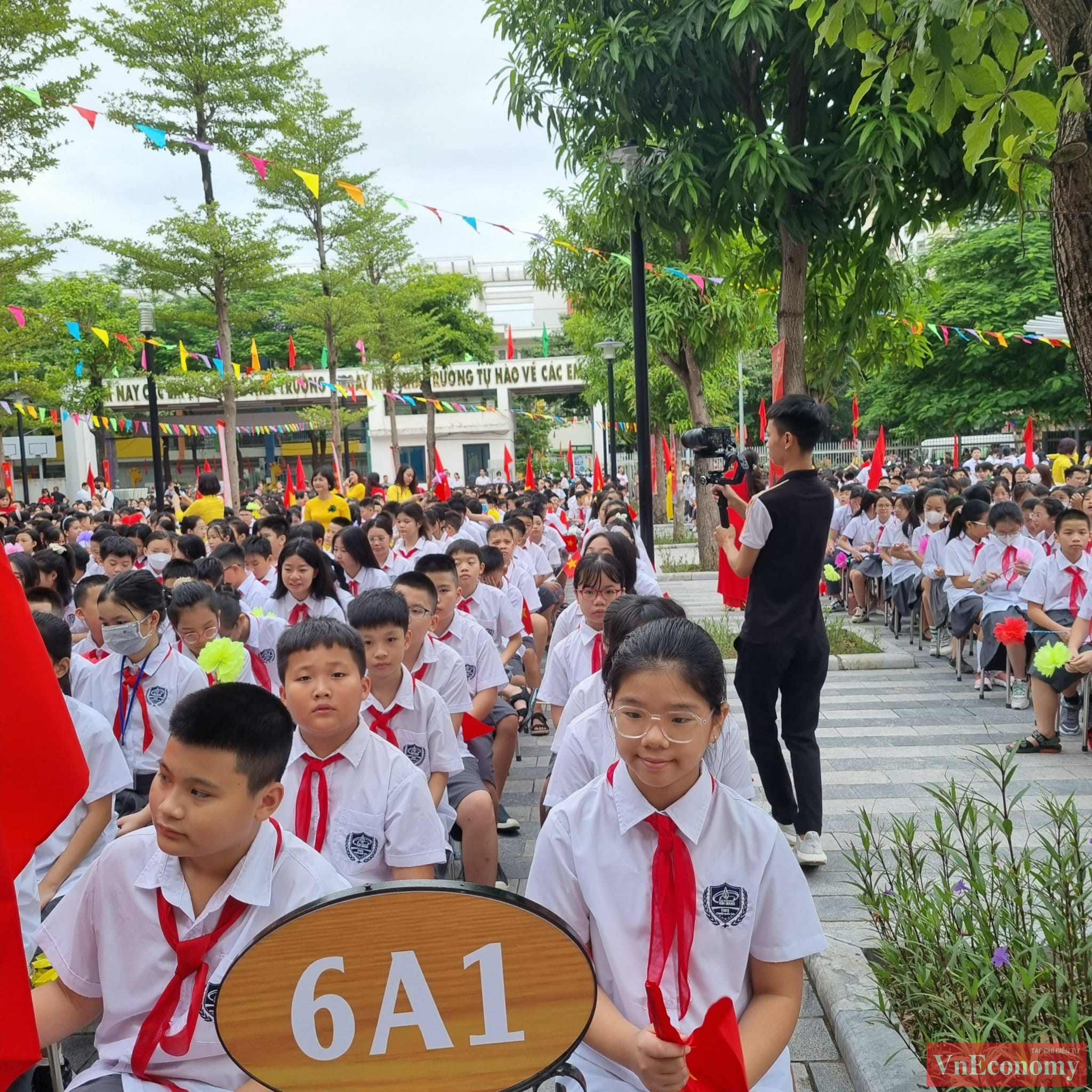 Sau lễ khai giảng, từ 8h45 đến 9h30, c&aacute;c nh&agrave; trường tổ chức sinh hoạt đầu năm học. Theo kế hoạch, nhiều trường d&agrave;nh khoảng thời gian n&agrave;y để tổ chức c&aacute;c hoạt động tập thể; triển khai tiết dạy gi&aacute;o dục nếp sống thanh lịch, văn minh; giới thiệu truyền thống nh&agrave; trường; triển khai kế hoạch năm học mới&hellip;