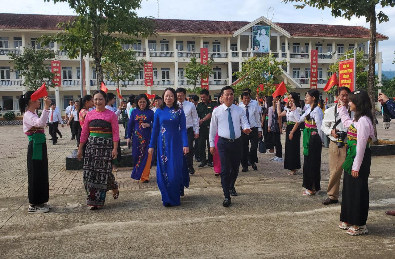 Ph&oacute; Chủ tịch nước V&otilde; Thị &Aacute;nh Xu&acirc;n dự Lễ khai giảng&nbsp;Trường Trung học phổ th&ocirc;ng D&acirc;n tộc nội tr&uacute; Ngọc Lặc. Ảnh - TTXVN.&nbsp;