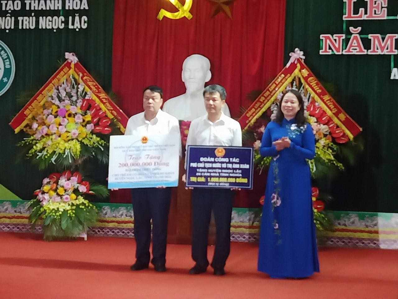 Ph&oacute; Chủ tịch nước tặng 20 căn nh&agrave; trị gi&aacute; 1 tỷ đồng cho c&aacute;c hộ ngh&egrave;o tr&ecirc;n địa b&agrave;n. Ảnh - TTXVN.&nbsp;